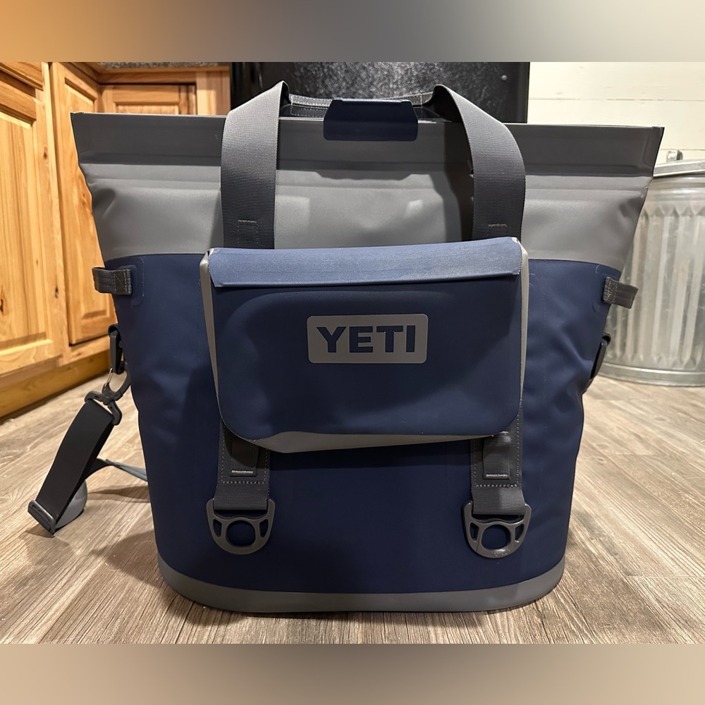 Yeti Hopper M30 with matching Sidekick